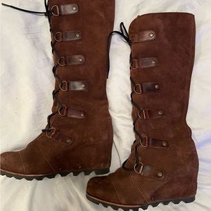 EUC SOREL Suede Lace Up Joan of Arctic Boot with Wedge Heel POMS
